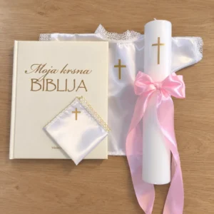 Krsni set sa zlatnim motivima koji sadrži Bibliju, krsnu svijeću sa rozom mašnom, krsnu maramicu i krsnu košuljicu bijele boje