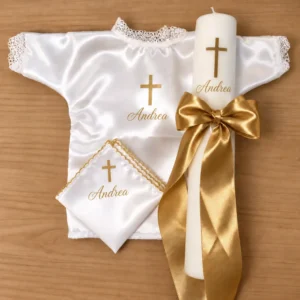 Personalizirani krsni set sa zlatnim motivima koji sadrži krsnu svijeću sa zlatnom mašnom, krsnu maramicu i krsnu košuljicu bijele boje